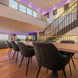 Moderne Mit Whirlpool Und Heimkino Villa